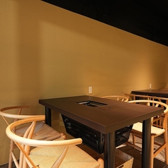 【4名様テーブル×2】ゆったりと過ごせるテーブル席は、ご家族でのお食事はもちろん、友人同士の集まりや仕事帰りの飲み会にもぴったり。温かみのある空間で、美味しい料理を囲みながら、心地よい時間をお楽しみください。