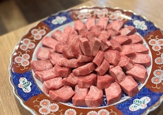 【炭火焼肉へのこだわり】上質なお肉を炭火で焼くことでより美味しい焼肉に。仕入れからこだわります。の写真