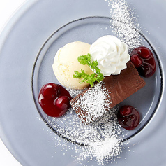 チョコレートブラウニー バニラアイスクリーム添え