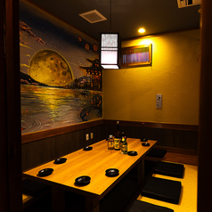 当店の掘りごたつ式完全個室（2名様～10名様）は、木の温もりあふれる落ち着いた空間で、ゆったりと特別な時間をお過ごしいただけます。足を伸ばしてくつろげる掘りごたつ席は、ご家族でのお食事やご友人との集まりはもちろん、少人数でのご宴会やビジネスのご会食にも最適。周囲を気にせず、心地よいひとときをお楽しみに