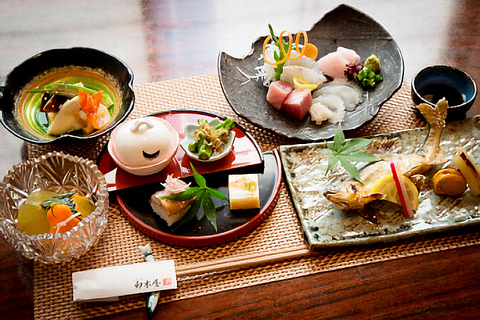 掛川駅徒歩約10分。月毎の季節料理を楽しめる、完全個室席の懐石料理店です。