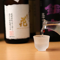 日本酒好きな店主が肉や一品ものに合うものを厳選し、酒屋へ直接買い付けに行っています。