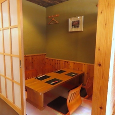 【ご接待などに適した個室】1日1組限定でご案内可能な個室は、2～4名様でご利用いただけます。大切なゲストをおもてなしするお食事の席として最適な空間となっております◎