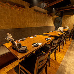 少人数宴会や友人・同僚など幅広いシーンでご利用いただけるテーブル席はどの場面にも合わせられます。デートや女子会なんかにも広々とご利用いただけるテーブル席はご好評♪炭の香り漂う店内で素敵なお時間をお約束。