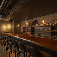 高岡駅そばの「WINELAB.」は、木の温もり溢れるカウンターが心地よいワインの実験室。厳選された世界のワインを、落ち着いた照明の下でゆっくりと堪能できます。知識豊富な店主との会話や、お酒に寄り添う一皿も魅力。一人の時間を大切にしたい夜や、上質な余白を愉しみたい大人に贈る特等席です。