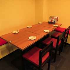 最大6名様までご利用いただけるテーブル席。ご家族でのお食事や急な飲み会にも◎