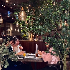 誕生日サプライズで盛り上がりませんか？全席92席のオシャレなデザイナーズダイニングフロア♪広いテーブルで料理も食べやすい。女子会やデートに人気スポット♪