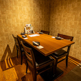 接待やデートに人気の半個室はプライベート感が様々なシーンに合わせられ人気の席の１つ。お忍び感をお楽しみいただけるこの席では、ゆっくりとした時間がお過ごしいただけます♪優しく包まれる暖色のライトはどこか温かい空間を作り出し、落ち着いた雰囲気で当店をお楽しみいただけます。