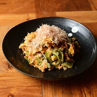 炭火串焼きから沖縄の定番料理まで！豊富な逸品を味わう