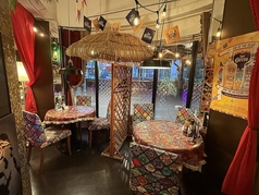 【おしゃれで落ち着いた空間】店内に流れる音楽と照明でにぎやかな空間を演出しています。普段のご利用から、デートや女子会、団体様まで幅広くご利用いただけます。ご来店の際は24時間受付可能なネット予約をおすすめします◎