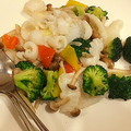 料理メニュー写真 季節野菜と紋甲イカ花切の塩味炒め