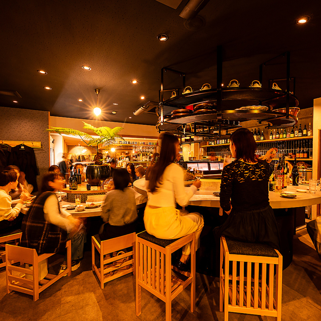 お洒落な店内。カジュアルに肩肘張らずに本格的なイタリアンと鮨を楽しめます