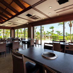 窓側のお席からは、絶景のオーシャンビューをお楽しみいただけます。