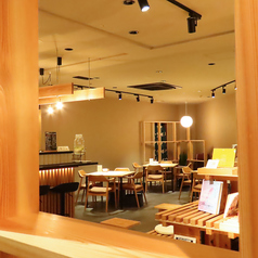 ご夫婦でのお食事や、仕事帰りに同僚とのちょい飲みなど日常の場面でカジュアルに座れるお席となっております。