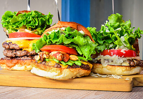 ビーフ100％の肉汁溢れる芳醇なパティと、野菜たっぷりなバーガーが特徴です♪