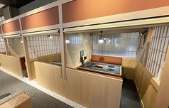 店内は木を基調とし、暖かみを感じられる、清潔感溢れるスタイリッシュな空間。