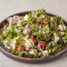 角切りローストビーフとモッツアレラのバジルシーザーサラダ