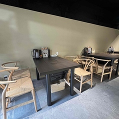 【5名様テーブル×2】少人数～大人数まで対応可能です！人気のテーブル席はお早めのご予約がおすすめ。美味しいお料理とお酒で、思い出に残る楽しいひとときをお過ごしください。