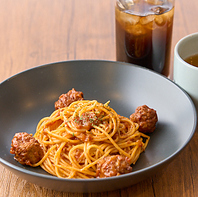 ピザから肉料理まで！選ぶのが楽しくなる豊富なメニュー