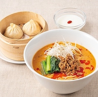 人気の麺と小籠包のセット