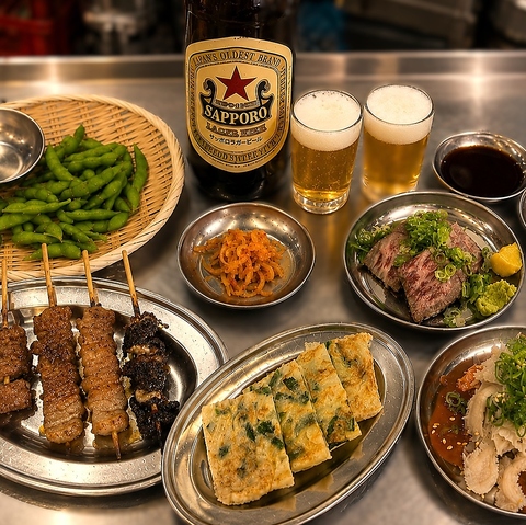 大阪名物を楽しめる昭和レトロな居酒屋。目の前で焼くホルモンや牛串を堪能！