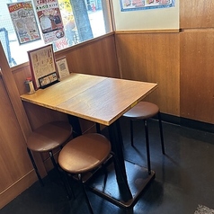 【テーブル席】どこか懐かしい賑やかな店内。各種ご宴会に最適なお席を多数ご用意しております!