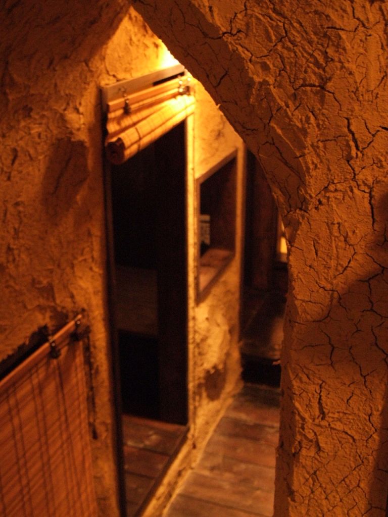 洞窟に迷い込んだような空間…駅前の喧騒を忘れる、魅惑の個室の数々が♪