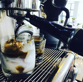 食後のカフェには世界大会でお馴染みのエスプレッソマシンを使用し、熟練のギャルソンが世界基準の技術で珈琲やエスプレッソをご用意。人気のカプチーノには可愛いラテアートも。