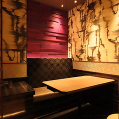 全席ドア付完全個室♪少人数様用空間！デートや合コンに人気な席！落ち着いたお席で周りを気にせず楽しめること間違いなし！誕生日や記念日、合コンでは大切な雰囲気作りから役にたてる個室となっております♪サプライズ演出もさせていただきますのでお問合せください！