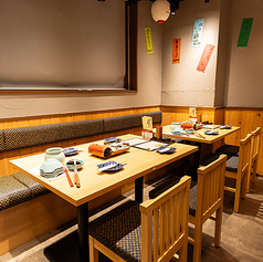 ご友人同士のグループや、会社のお集まりにも使いやすい4名様掛けテーブル席。ゆったりとした空間で、自慢の「水たき」や「もつ鍋」を囲めば、会話も弾むこと間違いなし！人数に合わせてお席のご相談も承ります◎