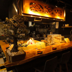 目の前での調理を見ながら楽しめる迫力満点のカウンター席