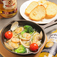 ガーリックの香りが食欲をそそる！砂肝や海鮮、季節野菜が楽しめるバケット付きのアヒージョがオススメ★の写真