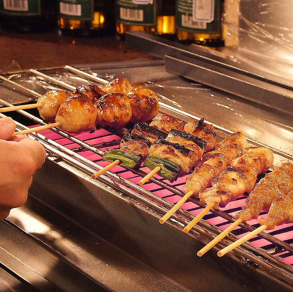 一本一本火のとおりを確認しながら焼く焼き鳥は絶品！〈塩焼き〉と〈秘伝のタレ焼き〉お好きな方を♪