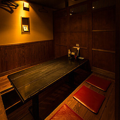 ダークブラウンを基調にした和の落ち着いた空間で、リラックスしながらお酒やお食事を楽しめます。柔らかな椅子が並ぶ一枚板のカウンターは、おひとりや仲間との憩いの場にぴったり。広々としたテーブル席やプライベート感のある半個室も完備しており、様々なシーンでご利用いただけます。