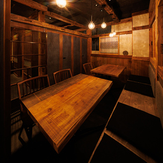 グループ利用に最適な広めの個室。会社の会食やご友人同士の集まりにおすすめです。