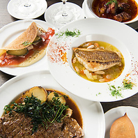 キャビアやピロシキを含むコース料理で楽しむ優雅な時間