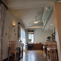 ランチはカフェ、ディナーはバーになる地域の憩いの場