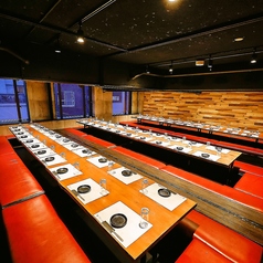 最大席数は64席!【完全個室】もご用意していますのでフロア貸切など様々な人数にご対応できます!モニターも完備しているので、ウェディングの2次会や会社宴会(忘年会・新年会・送別会・歓迎会)イベント・パーティーにも最適◎岡山駅から徒歩5分なので、夜遅くまででもOK!※写真はイメージです。