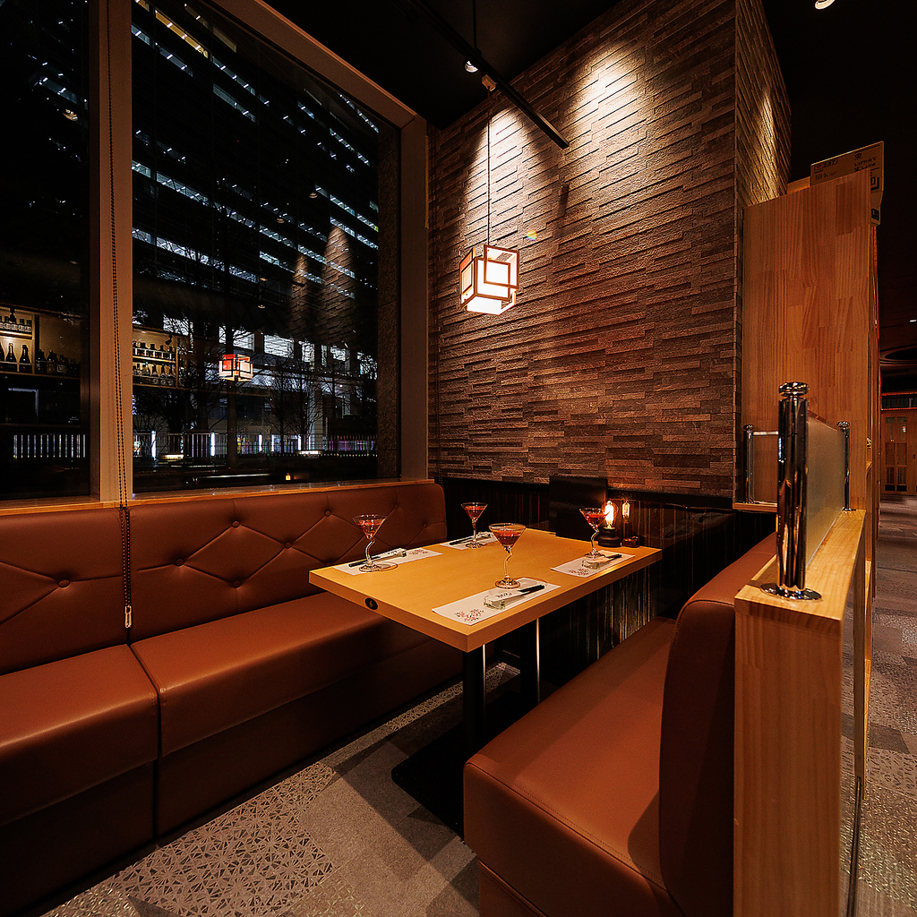 デザイナーズ個室を完備！間接照明やインテリアなど細部の演出にもこだわりぬいた極上な空間を