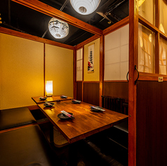 柔らかなソファ席で、ゆったりとした時間をお過ごしください。リラックスできる空間で、こだわりの料理とお酒を楽しむことができます。友人や家族との団らんに最適なこの席は、心地よい雰囲気の中で、笑顔あふれるひとときを提供します。広々としたスペースで、ゆったりとお過ごしいただけます。