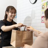 スタイリッシュな外観が目印の当店では、メニューのテイクアウトが可能です。お忙しい日でも、ご自宅やオフィスで本格的なヘルシーメニューを気軽にお楽しみいただけます。店内にはFREE Wi-Fiや電源コンセントも完備されており、商品をお待ちの間もスマートに過ごせる快適な環境が整っています。