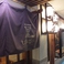 入り口には大きめの暖簾と何個もある提灯、下には大きな日本酒の酒樽があります