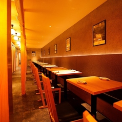 【店内フロア席】店内自慢の照明やテーブル達は手作りです。他では味わえないオリジナルの空間で是非うまい酒うまい料理を♪2名様掛けのテーブル席！つなげれば最大40名様でのご利用も可能です♪