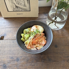 新メニュー♪燻製サーモンのアボカドクリーミー丼