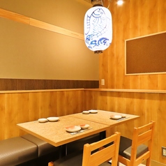 【1名様からご利用可能なテーブル席】一人飲みやカップルのご利用にピッタリです！落ち着いた雰囲気の店内。その他にも、人数などに合わせてさまざまなお席をご用意しております♪友達や同僚との飲み会や接待、合コンにおすすめ！