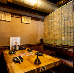 2～4人様の少人数で楽しめるお席となっており、居心地の良い空間となっております。