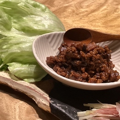 レタスの山椒肉味噌包み