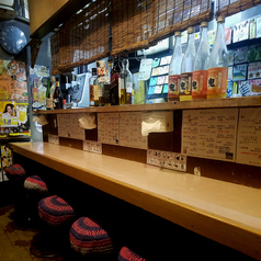 カウンター席中心の狭い店です。