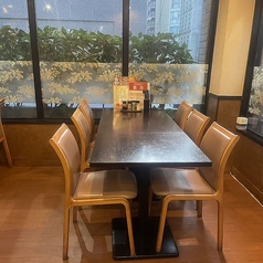 1階の6名テーブル席ごございます。ご利用人数に合わせてお席をご用意いたします。