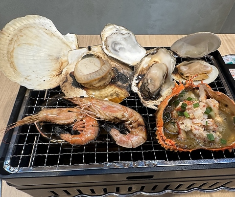 都会で楽しむ浜焼き！産地直送の新鮮魚介を豪快に焼きあげる！飲み放題もあります◎